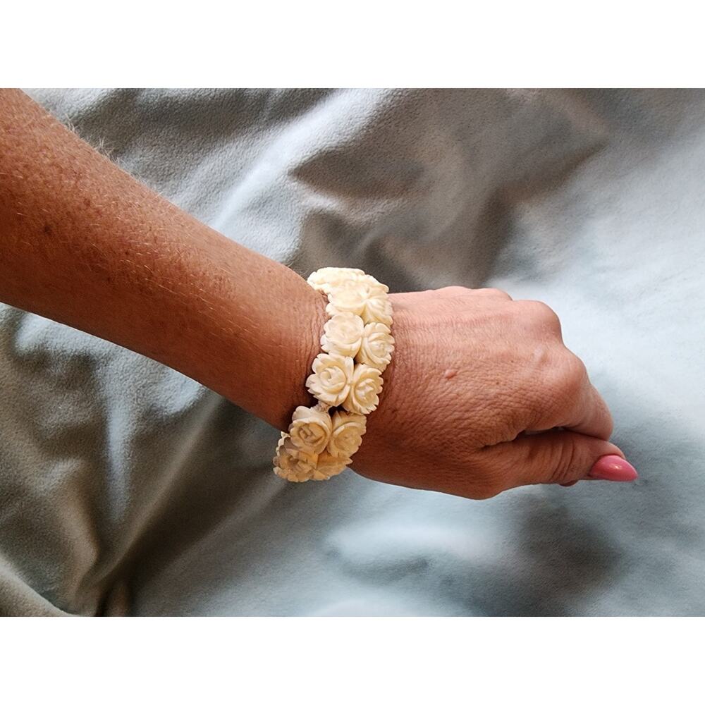 Vintage Carved Rose Bracelet Celluloid Ivory Color Stretch Floral Mid Century - Picture 2 of 5